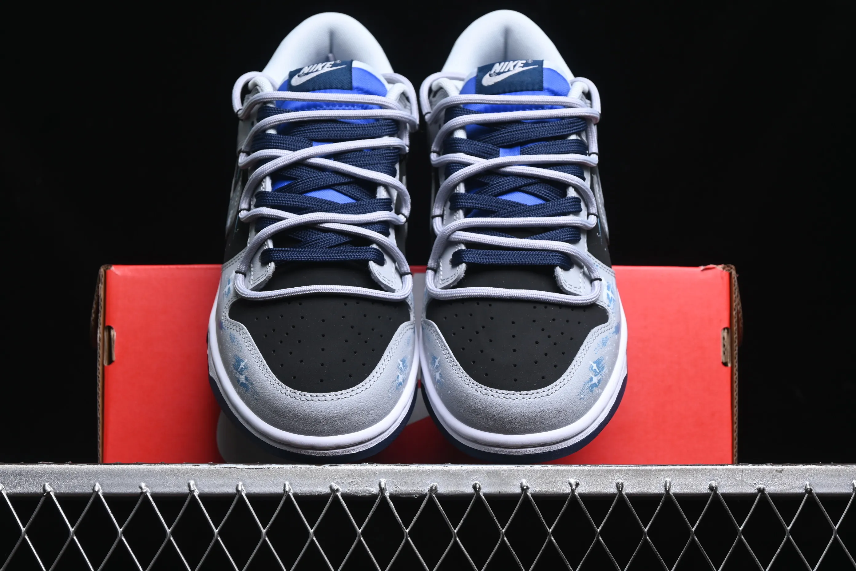 All Categories Nk SB Dunk Series Nk SB Dunk Low Low-top sneakers Nk Dunk Low Samsara Star Pupils Universe Stars Mysterious style English graffiti Low-top casual sneakers FQ8826-100